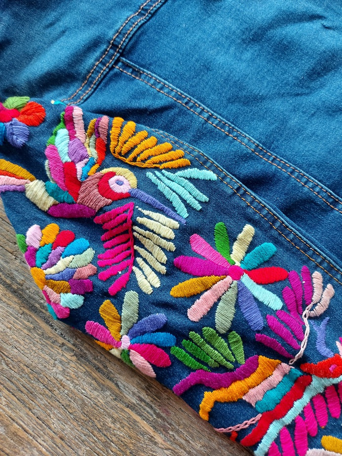 eansjacke bestickt Blumen, Tiermuster, Kolibri, Otomi Stickerei, bunt, Jeansjacken Damen besonders, Jeansjacke Stickerei Blumen, Jeansjacke bestickt hippie Boho, Jeansjacke Rücken bestickt, Jeansjacke oversize, bestickte Jeansjacke Damen, ausgefallene Jeansjacke, Blumenstickerei, florale Stickerei, dunkelblaue Denimjacke, handbestickt, Baumwolljacke, mexikanisches Design, Ethno-Mode, Frida Kahlo Stil, Hippie-Look, Boho-Chic, bunte Blumenmuster, strech, dunkelblau, Festival Style, Festival Outfit
