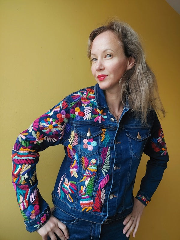 Jeansjacke bestickt Blumen, Tiermuster, Kolibri, Otomi Stickerei, bunt, Jeansjacken Damen besonders, Jeansjacke Stickerei Blumen, Jeansjacke bestickt hippie Boho, Jeansjacke Rücken bestickt, Jeansjacke oversize, bestickte Jeansjacke Damen, ausgefallene Jeansjacke, Blumenstickerei, florale Stickerei, dunkelblaue Denimjacke, handbestickt, Baumwolljacke, mexikanisches Design, Ethno-Mode, Frida Kahlo Stil, Hippie-Look, Boho-Chic, bunte Blumenmuster, strech, dunkelblau, Festival Style, Festival Outfit