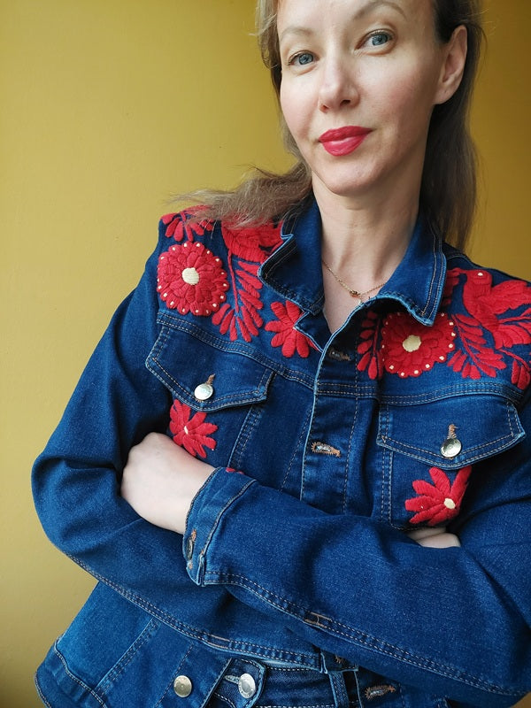 Jeansjacke bestickt Blumen, Tiermuster, blau rot, Jeansjacken Damen besonders,  Jeansjacke Stickerei Blumen, Jeansjacke bestickt Boho, Jeansjacke Rücken bestickt, Jeansjacke oversize, bestickte Jeansjacke Damen, ausgefallene Jeansjacke, Blumenstickerei, florale Stickerei, dunkelblaue Denimjacke, handbestickt, Baumwolljacke, mexikanisches Design, Ethno-Mode, Frida Kahlo Stil, Hippie-Look, Boho-Chic, bunte Blumenmuster, strech, dunkelblau, Festival Style, Festival Outfit