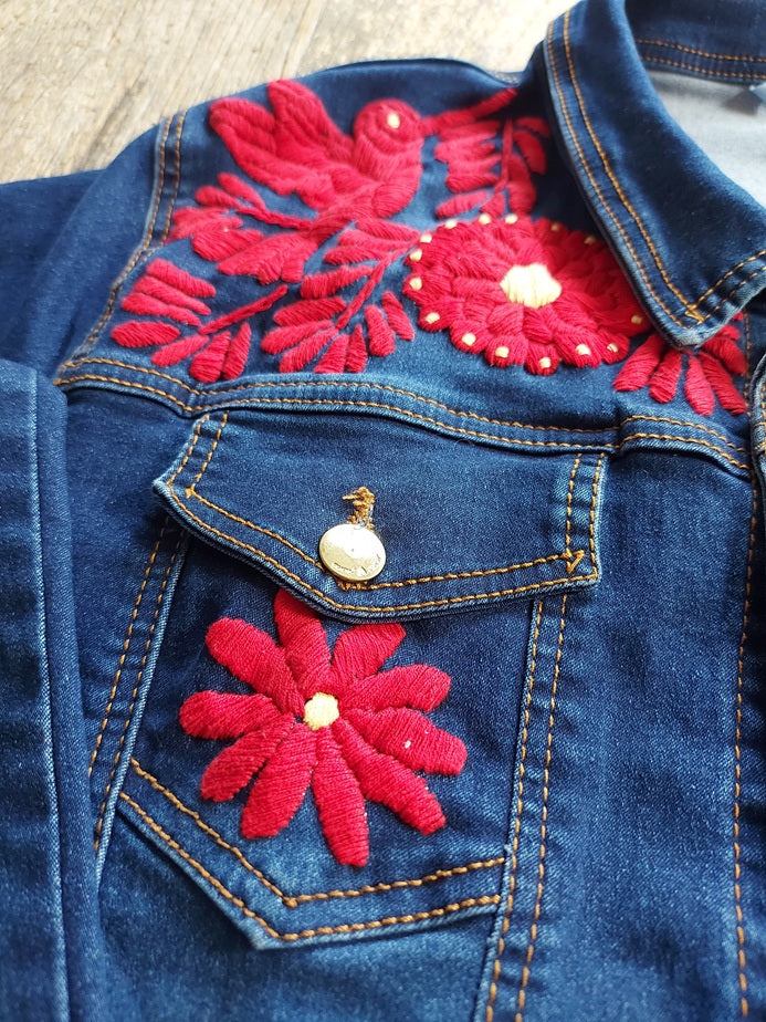 Jeansjacke bestickt Blumen, Tiermuster, blau rot, Jeansjacken Damen besonders,  Jeansjacke Stickerei Blumen, Jeansjacke bestickt Boho, Jeansjacke Rücken bestickt, Jeansjacke oversize, bestickte Jeansjacke Damen, ausgefallene Jeansjacke, Blumenstickerei, florale Stickerei, dunkelblaue Denimjacke, handbestickt, Baumwolljacke, mexikanisches Design, Ethno-Mode, Frida Kahlo Stil, Hippie-Look, Boho-Chic, bunte Blumenmuster, strech, dunkelblau, Festival Style, Festival Outfit