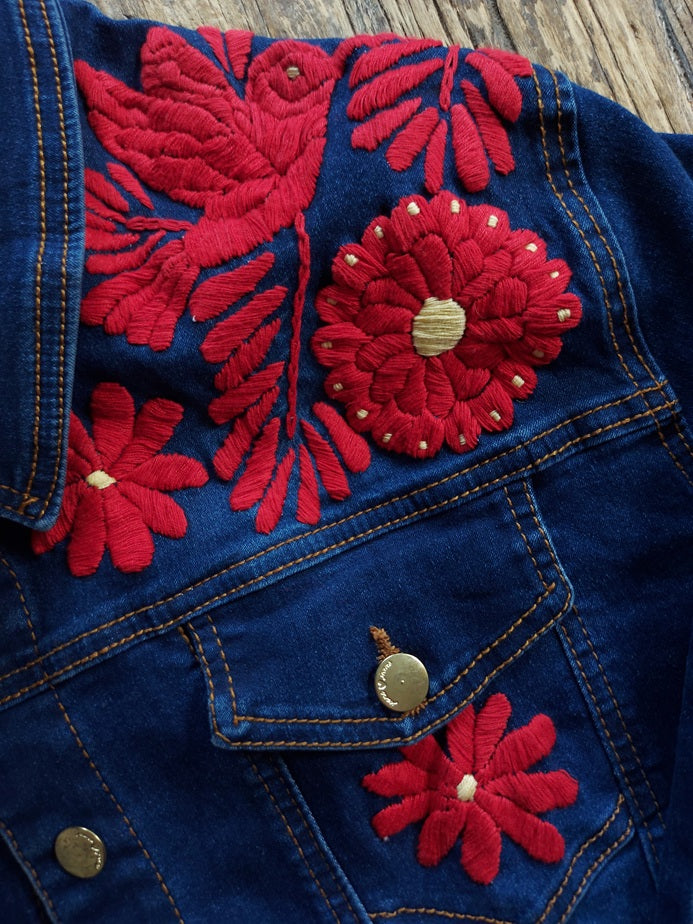 Jeansjacke bestickt Blumen, Tiermuster, blau rot, Jeansjacken Damen besonders,  Jeansjacke Stickerei Blumen, Jeansjacke bestickt Boho, Jeansjacke Rücken bestickt, Jeansjacke oversize, bestickte Jeansjacke Damen, ausgefallene Jeansjacke, Blumenstickerei, florale Stickerei, dunkelblaue Denimjacke, handbestickt, Baumwolljacke, mexikanisches Design, Ethno-Mode, Frida Kahlo Stil, Hippie-Look, Boho-Chic, bunte Blumenmuster, strech, dunkelblau, Festival Style, Festival Outfit
