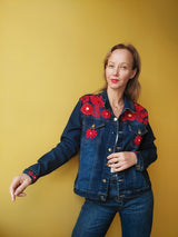 Jeansjacke bestickt Blumen, Tiermuster, blau rot, Jeansjacken Damen besonders,  Jeansjacke Stickerei Blumen, Jeansjacke bestickt Boho, Jeansjacke Rücken bestickt, Jeansjacke oversize, bestickte Jeansjacke Damen, ausgefallene Jeansjacke, Blumenstickerei, florale Stickerei, dunkelblaue Denimjacke, handbestickt, Baumwolljacke, mexikanisches Design, Ethno-Mode, Frida Kahlo Stil, Hippie-Look, Boho-Chic, bunte Blumenmuster, strech, dunkelblau, Festival Style, Festival Outfit