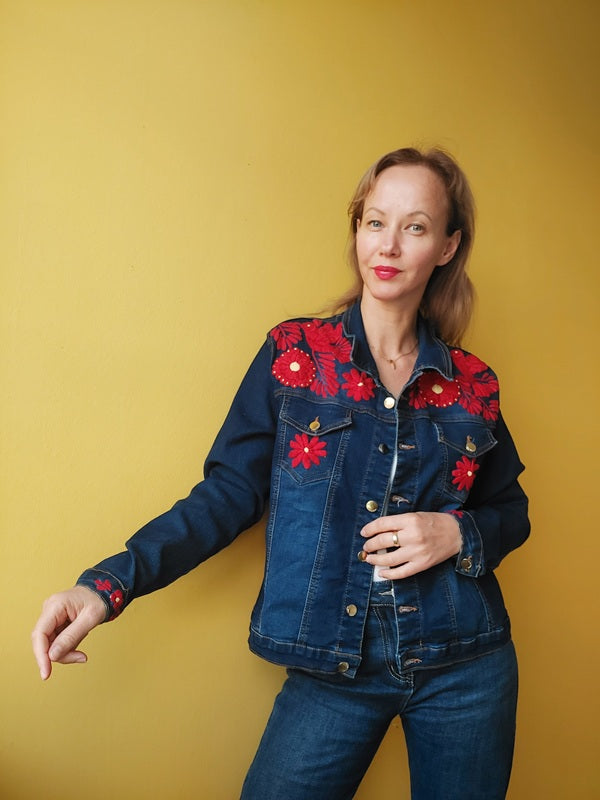 Jeansjacke bestickt Blumen, Tiermuster, blau rot, Jeansjacken Damen besonders,  Jeansjacke Stickerei Blumen, Jeansjacke bestickt Boho, Jeansjacke Rücken bestickt, Jeansjacke oversize, bestickte Jeansjacke Damen, ausgefallene Jeansjacke, Blumenstickerei, florale Stickerei, dunkelblaue Denimjacke, handbestickt, Baumwolljacke, mexikanisches Design, Ethno-Mode, Frida Kahlo Stil, Hippie-Look, Boho-Chic, bunte Blumenmuster, strech, dunkelblau, Festival Style, Festival Outfit