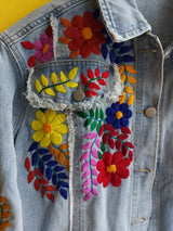 bestickte Jeansjacke, Blumenstickerei, florale Stickerei, hellblaue Denimjacke, ausgewaschener Look, handbestickt, Baumwolljacke, mexikanisches Design, Ethno-Mode, Frida Kahlo Stil, Hippie-Look, Boho-Chic, bunte Blumenmuster