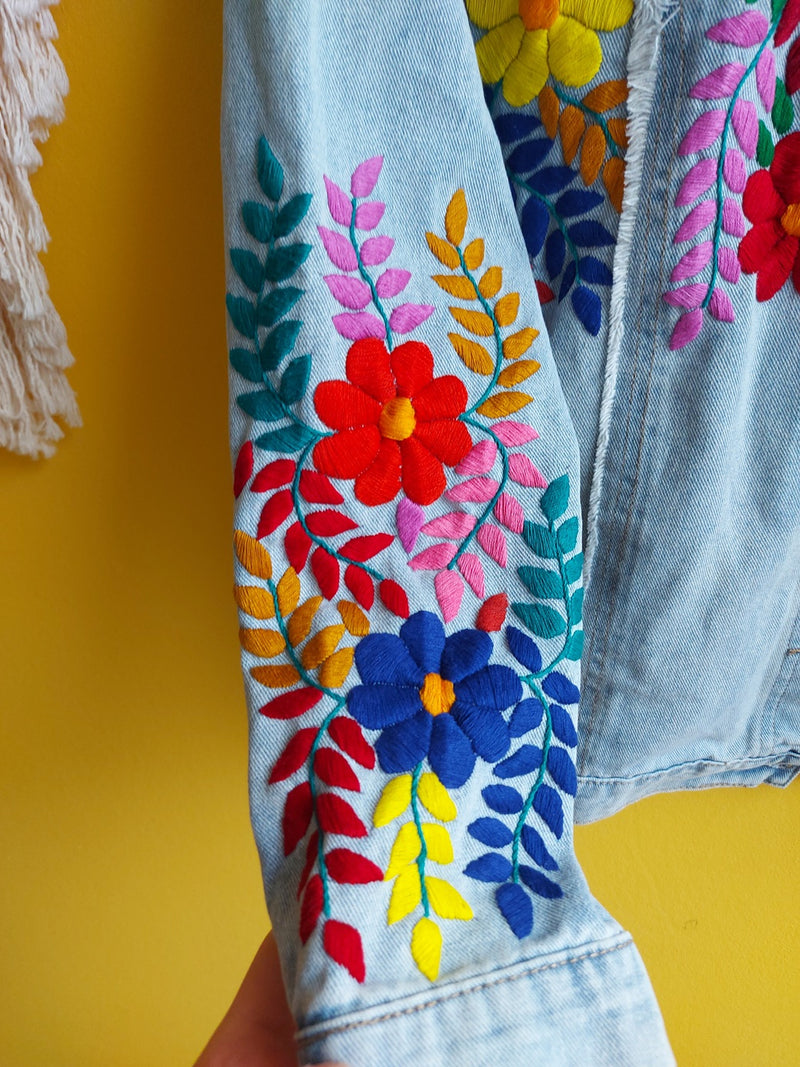 bestickte Jeansjacke, Blumenstickerei, florale Stickerei, hellblaue Denimjacke, ausgewaschener Look, handbestickt, Baumwolljacke, mexikanisches Design, Ethno-Mode, Frida Kahlo Stil, Hippie-Look, Boho-Chic, bunte Blumenmuster