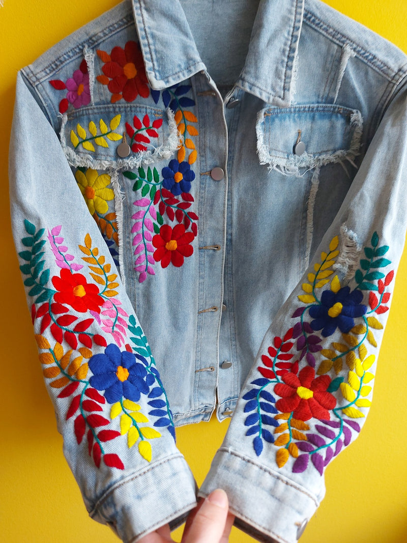 bestickte Jeansjacke, Blumenstickerei, florale Stickerei, hellblaue Denimjacke, ausgewaschener Look, handbestickt, Baumwolljacke, mexikanisches Design, Ethno-Mode, Frida Kahlo Stil, Hippie-Look, Boho-Chic, bunte Blumenmuster