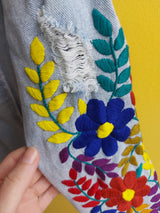 bestickte Jeansjacke, Blumenstickerei, florale Stickerei, hellblaue Denimjacke, ausgewaschener Look, handbestickt, Baumwolljacke, mexikanisches Design, Ethno-Mode, Frida Kahlo Stil, Hippie-Look, Boho-Chic, bunte Blumenmuster