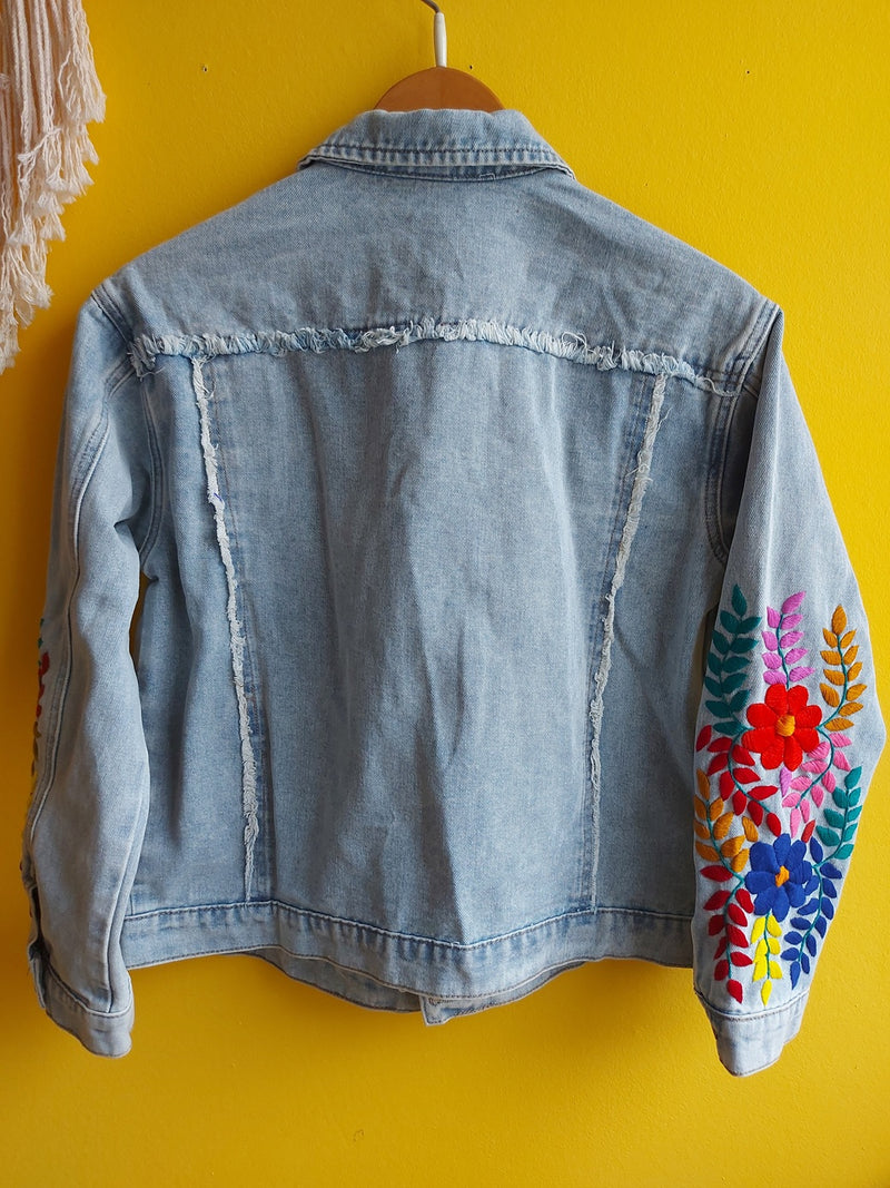 bestickte Jeansjacke, Blumenstickerei, florale Stickerei, hellblaue Denimjacke, ausgewaschener Look, handbestickt, Baumwolljacke, mexikanisches Design, Ethno-Mode, Frida Kahlo Stil, Hippie-Look, Boho-Chic, bunte Blumenmuster