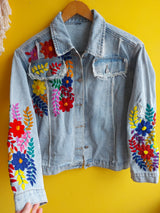 bestickte Jeansjacke, Blumenstickerei, florale Stickerei, hellblaue Denimjacke, ausgewaschener Look, handbestickt, Baumwolljacke, mexikanisches Design, Ethno-Mode, Frida Kahlo Stil, Hippie-Look, Boho-Chic, bunte Blumenmuster