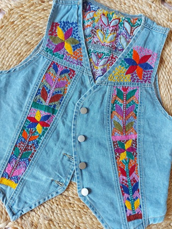 Weste mit Blumenstickerei, Damenweste mit Stickerei aus Mexiko, hippie Damenweste, boho chic Damenweste bestickt, Mexikanische Mode