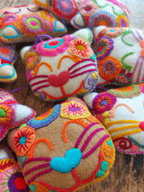 Mexikanische Weihnachtsanhänger Katze, Weihnachtsbaumanhänger Katze Mexiko, bestickte Weihnachtsanhänger Tiermotive, Filz Weihnachtsanhänger Tiere, handgestickter Weihnachtsschmuck, Weihnachtsdeko ausgefallen, bunte Weihnachtsdeko, mexikanische Filzornamente, Bommel Anhänger, Quaste / Tassel Anhänger, Pompon Weihnachtsanhänger Katze Baumschmuck Hund folkloristischer Christbaumschmuck, handgemacht Mexiko, Fair-Trade Weihnachtsdeko, Boho Weihnachtsanhänger, farbenfroher Christbaumschmuck