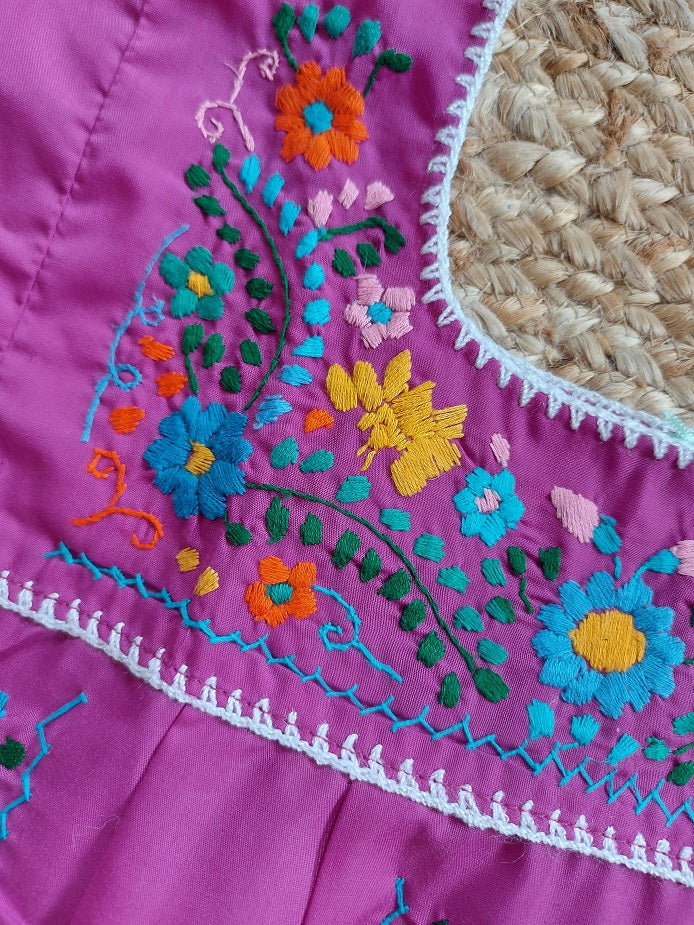 Kinder tunika Kleid Sommer mexikanisch Mexiko bestickt Blumen pink Handarbeit Kunsthandwerk Reh Mädchen Chiapas