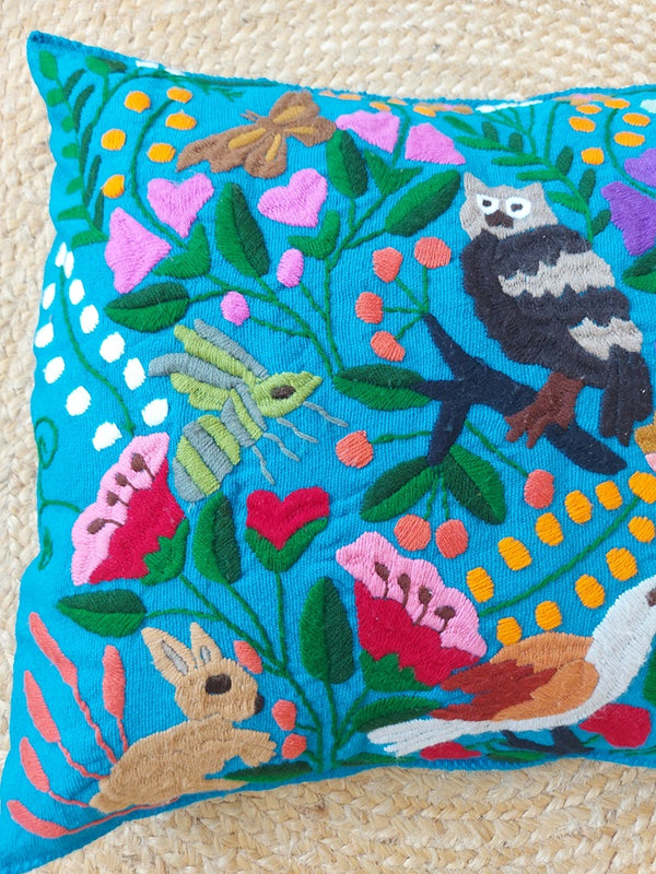 Mexikanischer Kissenbezug blau türkis petrol bestickt mit Tiere Vögel, Kissenhülle blau mit mexikanischer Stickerei Tiere und Blumen, Deko Kissen aus Mexiko, Deko Kissen bestickt Blumen, Tiere, Chiapas, bunt, Stickerei, handbestickt, Handarbeit, Kunsthandwerk, Lateinamerika, Dschungel Stil, Einrichtung hacienda, embroidered cushion from Mexico