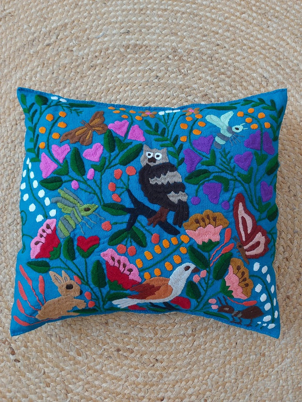Mexikanischer Kissenbezug blau türkis petrol bestickt mit Tiere Vögel, Kissenhülle blau mit mexikanischer Stickerei Tiere und Blumen, Deko Kissen aus Mexiko, Deko Kissen bestickt Blumen, Tiere, Chiapas, bunt, Stickerei, handbestickt, Handarbeit, Kunsthandwerk, Lateinamerika, Dschungel Stil, Einrichtung hacienda, embroidered cushion from Mexico
