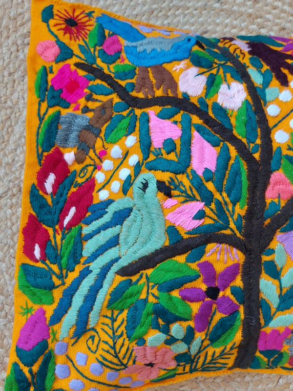 Mexikanischer Kissenbezug gelb bestickt mit Tiere Vögel, Kissenhülle gelb mit mexikanischer Stickerei Tiere und Blumen, Deko Kissen aus Mexiko, Deko Kissen bestickt Blumen, Tiere, Chiapas, bunt, Stickerei, handbestickt, Handarbeit, Kunsthandwerk, Lateinamerika, Dschungel Stil, Einrichtung hacienda, embroidered cushion from Mexico