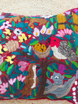 Mexikanischer Kissenbezug rot, dunkelrot bestickt mit Tiere Vögel, Kissenhülle rot mit mexikanischer Stickerei Tiere und Blumen, Deko Kissen aus Mexiko, Deko Kissen bestickt Blumen, Tiere, Chiapas, bunt, Stickerei, handbestickt, Handarbeit, Kunsthandwerk, Lateinamerika, Dschungel Stil, Einrichtung hacienda, embroidered cushion from Mexico