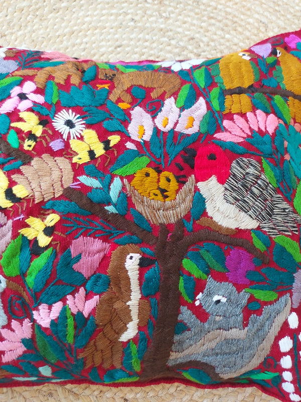 Mexikanischer Kissenbezug rot, dunkelrot bestickt mit Tiere Vögel, Kissenhülle rot mit mexikanischer Stickerei Tiere und Blumen, Deko Kissen aus Mexiko, Deko Kissen bestickt Blumen, Tiere, Chiapas, bunt, Stickerei, handbestickt, Handarbeit, Kunsthandwerk, Lateinamerika, Dschungel Stil, Einrichtung hacienda, embroidered cushion from Mexico