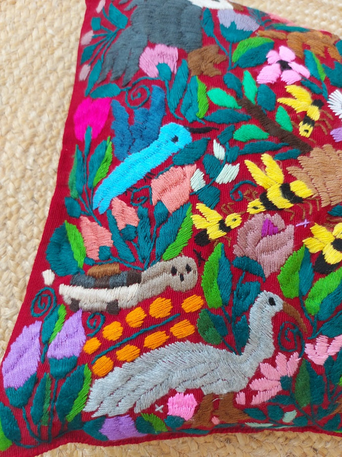 Mexikanischer Kissenbezug rot, dunkelrot bestickt mit Tiere Vögel, Kissenhülle dunkelrot mit mexikanischer Stickerei Tiere und Blumen, Deko Kissen aus Mexiko, Deko Kissen bestickt Blumen, Tiere, Chiapas, bunt, Stickerei, handbestickt, Handarbeit, Kunsthandwerk, Lateinamerika, Dschungel Stil, Einrichtung hacienda, embroidered cushion from Mexico