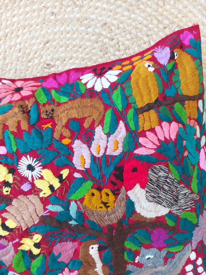 Mexikanischer Kissenbezug dunkelrot bestickt mit Tiere Vögel, Kissenhülle dunkelrot mit mexikanischer Stickerei Tiere und Blumen, Deko Kissen aus Mexiko, Deko Kissen bestickt Blumen, Tiere, Chiapas, bunt, Stickerei, handbestickt, Handarbeit, Kunsthandwerk, Lateinamerika, Dschungel Stil, Einrichtung hacienda, embroidered cushion from Mexico