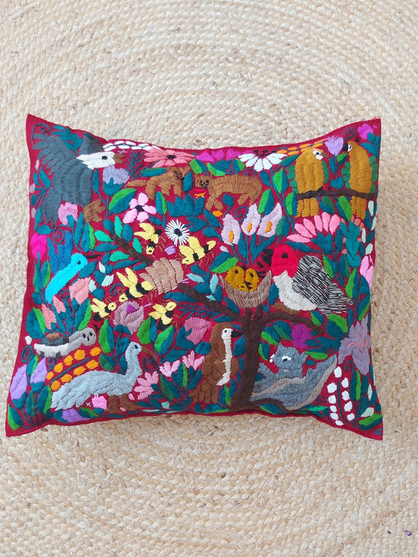 Mexikanischer Kissenbezug rot, weinrot, dunkelrot bestickt mit Tiere Vögel, Kissenhülle rot mit mexikanischer Stickerei Tiere und Blumen, Deko Kissen aus Mexiko, Deko Kissen bestickt Blumen, Tiere, Chiapas, bunt, Stickerei, handbestickt, Handarbeit, Kunsthandwerk, Lateinamerika, Dschungel Stil, Einrichtung hacienda, embroidered cushion from Mexico