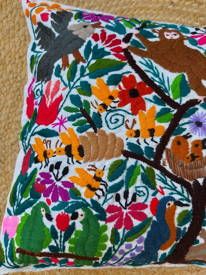 Mexikanischer Kissenbezug weiss beige bestickt mit Tiere Vögel, Kissenhülle weiss mit mexikanischer Stickerei Tiere und Blumen, Deko Kissen aus Mexiko, Deko Kissen bestickt Blumen, Tiere, Chiapas, bunt, Stickerei, handbestickt, Handarbeit, Kunsthandwerk, Lateinamerika, Dschungel Stil, Einrichtung hacienda, embroidered cushion from Mexico