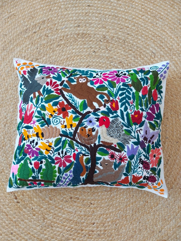 Mexikanischer Kissenbezug weiss beige bestickt mit Tiere Vögel, Kissenhülle weiss mit mexikanischer Stickerei Tiere und Blumen, Deko Kissen aus Mexiko, Deko Kissen bestickt Blumen, Tiere, Chiapas, bunt, Stickerei, handbestickt, Handarbeit, Kunsthandwerk, Lateinamerika, Dschungel Stil, Einrichtung hacienda, embroidered cushion from Mexico