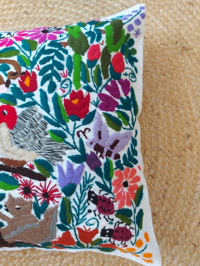 Mexikanischer Kissenbezug weiss beige bestickt mit Tiere Vögel, Kissenhülle weiss mit mexikanischer Stickerei Tiere und Blumen, Deko Kissen aus Mexiko, Deko Kissen bestickt Blumen, Tiere, Chiapas, bunt, Stickerei, handbestickt, Handarbeit, Kunsthandwerk, Lateinamerika, Dschungel Stil, Einrichtung hacienda, embroidered cushion from Mexico