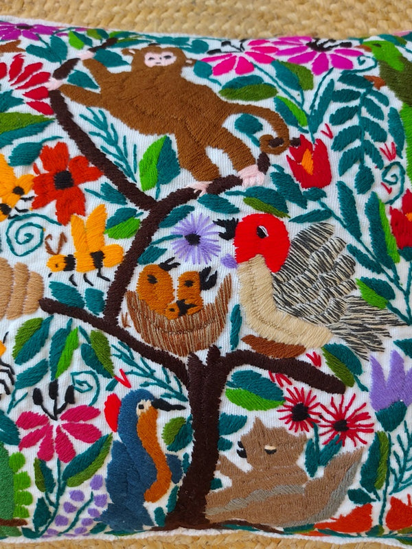 Mexikanischer Kissenbezug weiss beige bestickt mit Tiere Vögel, Kissenhülle weiss mit mexikanischer Stickerei Tiere und Blumen, Deko Kissen aus Mexiko, Deko Kissen bestickt Blumen, Tiere, Chiapas, bunt, Stickerei, handbestickt, Handarbeit, Kunsthandwerk, Lateinamerika, Dschungel Stil, Einrichtung hacienda, embroidered cushion from Mexico
