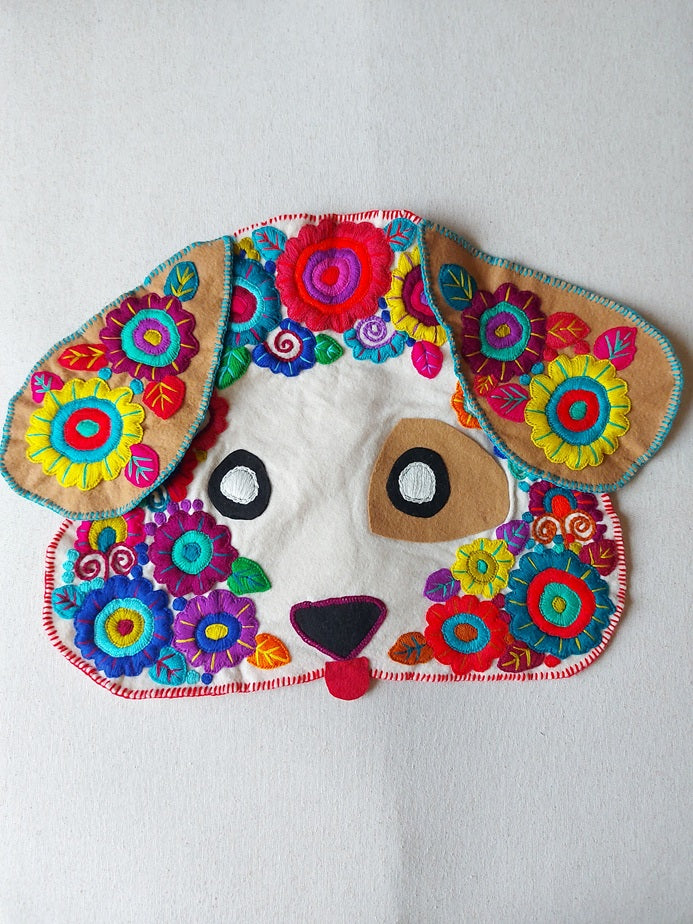 Hundekopf Kissen, Hundekissen, KIssen Hundekopf, besticktes Kissen, Filz Kissen, Hundekopf Kissen Handbestickt, Kissen mit Hut Motiv / Hutmotiv, Kissen mit beweglichen Ohren, Geschenk für Hundefreunde, Mexikanisches Kissen / Chiapas Stickerei, handgemachtes Kissen, Kissen Hundeform, Kuscheltier Kissen Hund, dog head pillow, embroidered dog pillow, dog face cushion, gilft for dog lovers, hand embroidered dog pillow