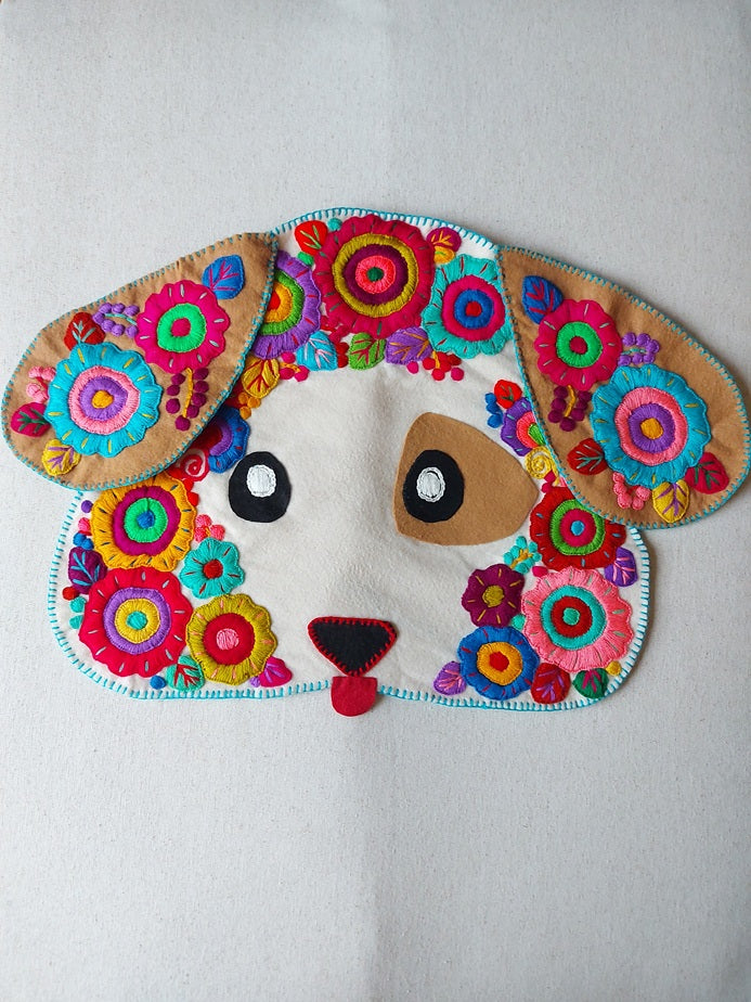 Hundekopf Kissen, Hundekissen, KIssen Hundekopf, besticktes Kissen, Filz Kissen, Hundekopf Kissen Handbestickt, Kissen mit Hut Motiv / Hutmotiv, Kissen mit beweglichen Ohren, Geschenk für Hundefreunde, Mexikanisches Kissen / Chiapas Stickerei, handgemachtes Kissen, Kissen Hundeform, Kuscheltier Kissen Hund, dog head pillow, embroidered dog pillow, dog face cushion, gilft for dog lovers, hand embroidered dog pillow