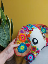 Hundekopf Kissen, Hundekissen, KIssen Hundekopf, besticktes Kissen, Filz Kissen, Hundekopf Kissen Handbestickt, Kissen mit Hut Motiv / Hutmotiv, Kissen mit beweglichen Ohren, Geschenk für Hundefreunde, Mexikanisches Kissen / Chiapas Stickerei, handgemachtes Kissen, Kissen Hundeform, Kuscheltier Kissen Hund, dog head pillow, embroidered dog pillow, dog face cushion, gilft for dog lovers, hand embroidered dog pillow