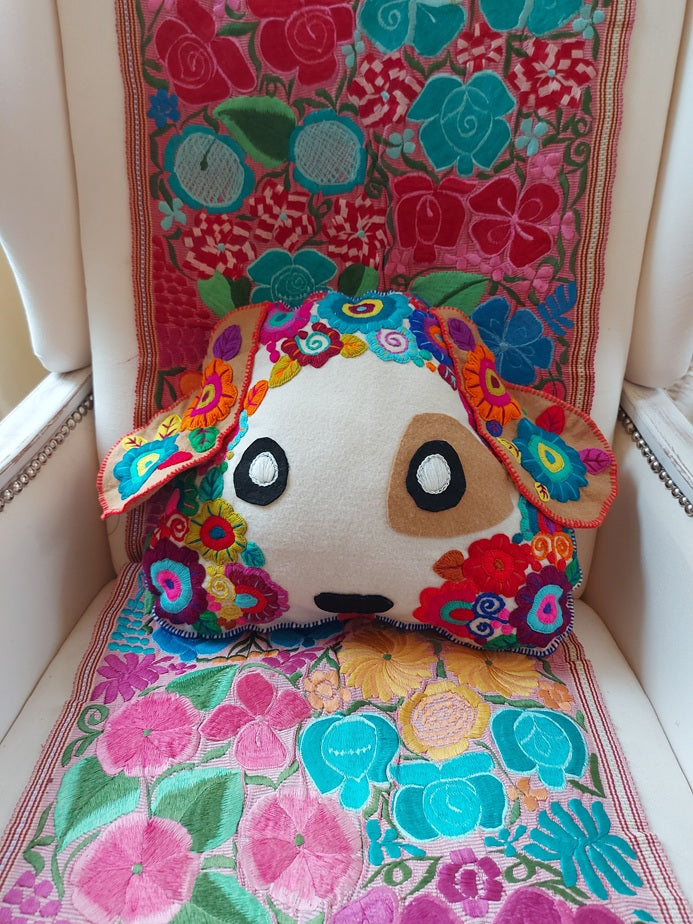 Hundekopf Kissen, Hundekissen, KIssen Hundekopf, besticktes Kissen, Filz Kissen, Hundekopf Kissen Handbestickt, Kissen mit Hut Motiv / Hutmotiv, Kissen mit beweglichen Ohren, Geschenk für Hundefreunde, Mexikanisches Kissen / Chiapas Stickerei, handgemachtes Kissen, Kissen Hundeform, Kuscheltier Kissen Hund, dog head pillow, embroidered dog pillow, dog face cushion, gilft for dog lovers, hand embroidered dog pillow