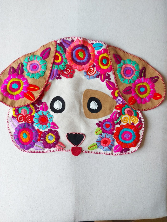 Hundekopf Kissen, Hundekissen, KIssen Hundekopf, besticktes Kissen, Filz Kissen, Hundekopf Kissen Handbestickt, Kissen mit Hut Motiv / Hutmotiv, Kissen mit beweglichen Ohren, Geschenk für Hundefreunde, Mexikanisches Kissen / Chiapas Stickerei, handgemachtes Kissen, Kissen Hundeform, Kuscheltier Kissen Hund, dog head pillow, embroidered dog pillow, dog face cushion, gilft for dog lovers, hand embroidered dog pillow