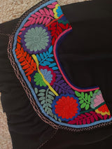 Mexikanisches Kleid Sommerkleid Mode aus Mexiko Kunsthandwerk schwarz Blumenmuster bestickt Stickerei Handmade Chiapas bunt farbenfroh Bekleidung Sommermode Urlaub