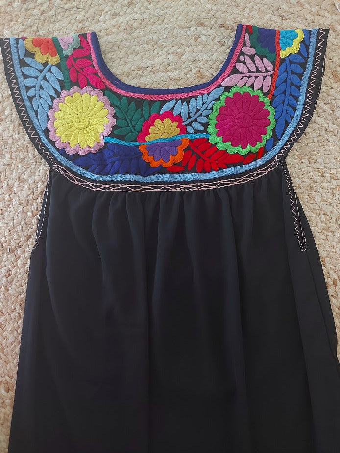 Mexikanisches Kleid Sommerkleid Mode aus Mexiko Kunsthandwerk schwarz Blumenmuster bestickt Stickerei Handmade Chiapas bunt farbenfroh Bekleidung Sommermode Urlaub