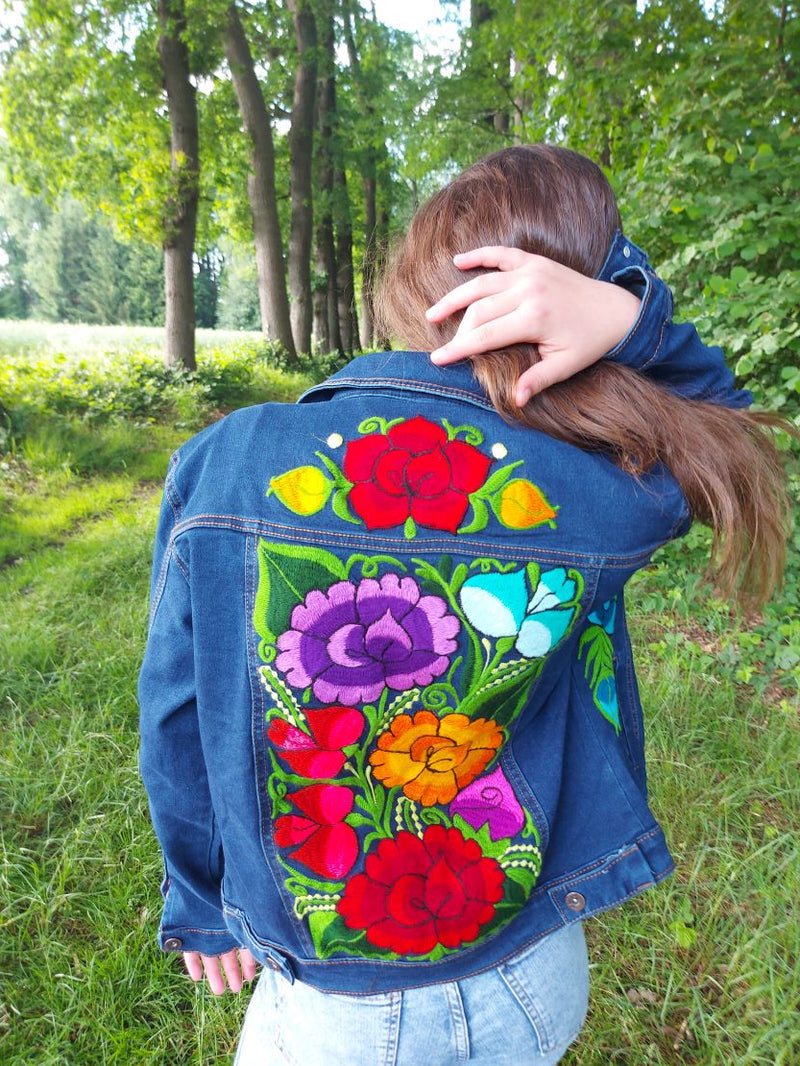 Bestickte Jeansjacke aus Mexiko, mexikanisch, Vintage Stickerei, Blumenmuster, große Blumen, Design, rote Blumen, boho, hippie, ethno, Frida Kahlo Stil, Ibiza Stil, Sommerjacke