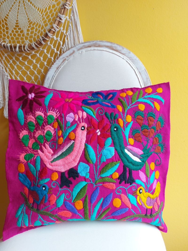 Mexikanische Kissenbezug, Deko Kissen, Heimtextilien bestickt Blumen, Tiere, Chiapas, bunt, Stickerei, handbestickt, Handarbeit, Kunsthandwerk, Lateinamerika, Dschungel Stil, Einrichtung hacienda, mexikanisch, aus Mexiko, Papagay, Schildkröte, Schmetterling, Biene, pink, lila, Pfau