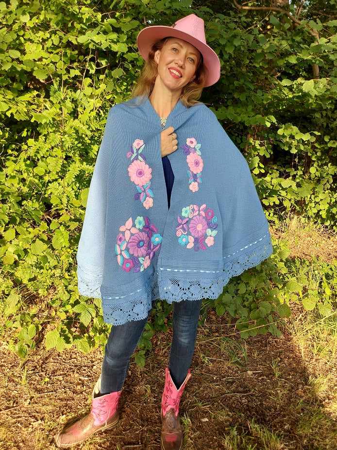 Mexikanischer Poncho/Schal (hell-blau) mit Blumenstickerei