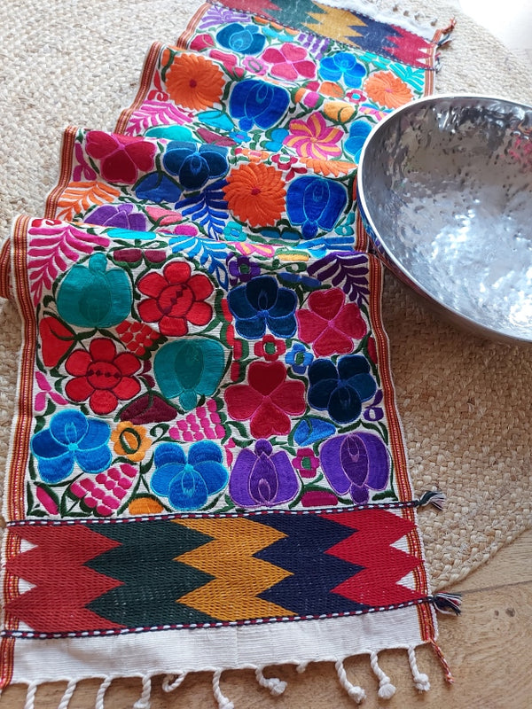Mexikanischer Tischläufer mit Blumenstickerei (weiss), extra lang, Kunsthandwerk