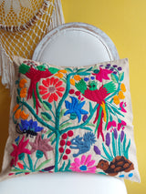 Mexikanische Kissenbezug, Deko Kissen, Heimtextilien bestickt Blumen, Tiere, Chiapas, bunt, Stickerei, handbestickt, Handarbeit, Kunsthandwerk, Lateinamerika, Dschungel Stil, Einrichtung hacienda, mexikanisch, aus Mexiko, beige, sandfarbe, Papagay, Schildkröte, Schmetterling