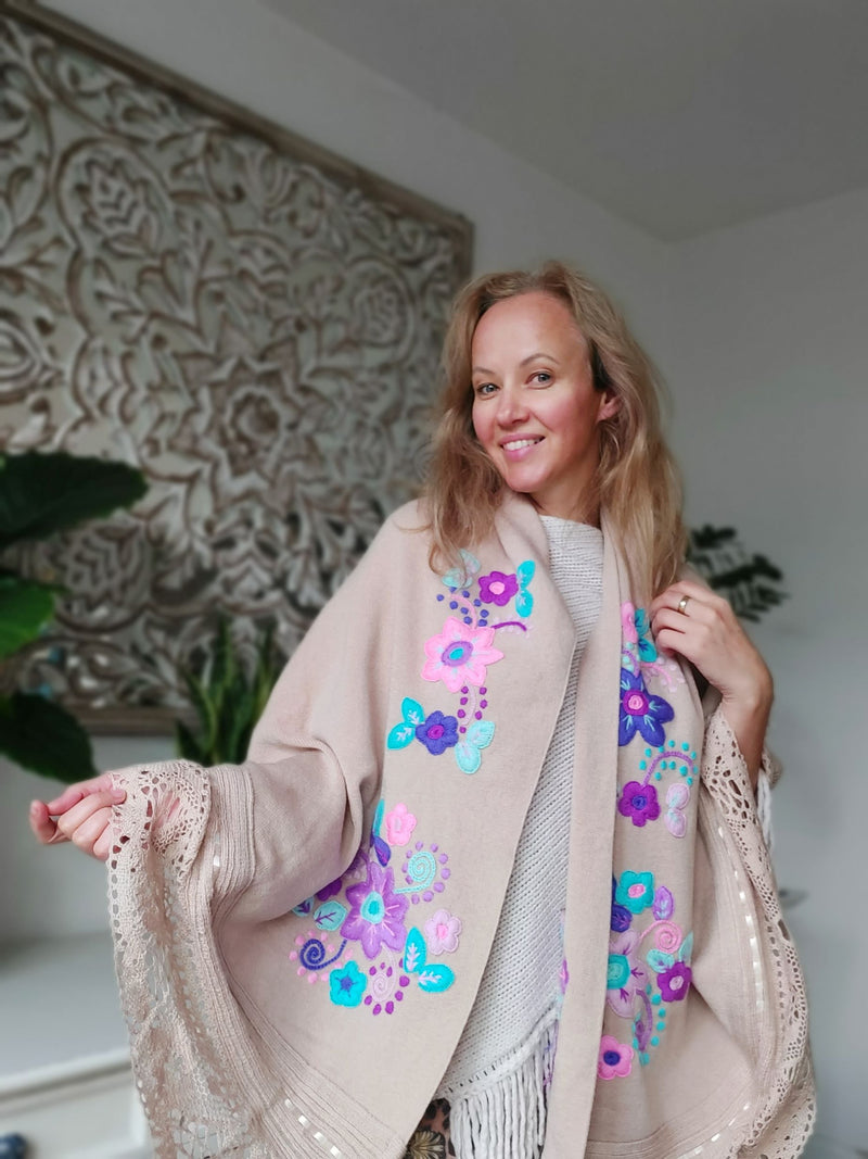 Poncho, Strickponcho, handbestickt, Blumenmuster, gehäkelt, Mexiko, Chiapas, Oaxaca, Kunsthandwerk, Herbst, kuscheliger Poncho, handgefertigt, Boho Poncho, bestickter Poncho, handgemachter Poncho, Poncho Damen, Ethno Poncho, Vintage Poncho, traditionelles Design, mexikanisches Kunsthandwerk, fair trade Mode, Poncho, Strickjacke, Pullover, Kapuzenjacke, Überwurf, Cape, Cardigan, Strickpullover, Boho Jacke, bestickte Jacke, Wickeljacke, Hoodie, Ethno Jacke, Mexiko Jacke, Herbstjacke, Strickpullover beige rosa