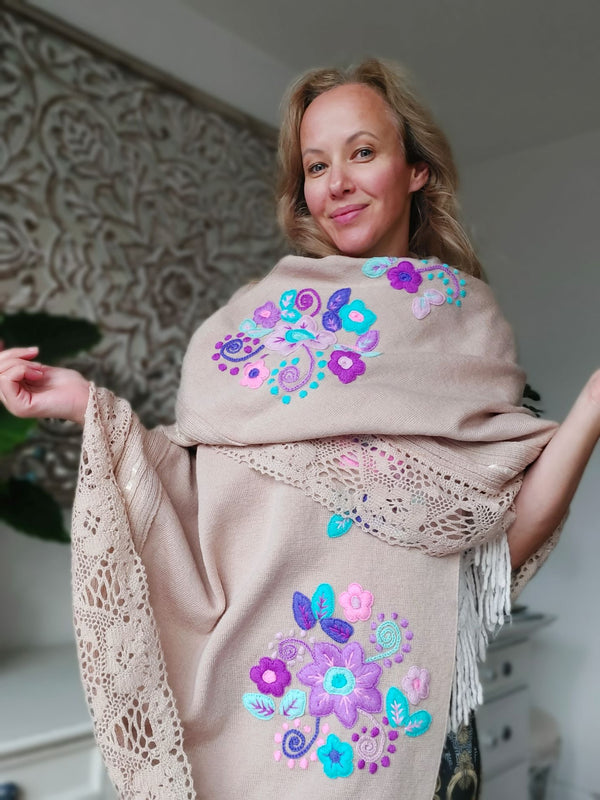 Poncho, Strickponcho, handbestickt, Blumenmuster, gehäkelt, Mexiko, Chiapas, Oaxaca, Kunsthandwerk, Herbst, kuscheliger Poncho, handgefertigt, Boho Poncho, bestickter Poncho, handgemachter Poncho, Poncho Damen, Ethno Poncho, Vintage Poncho, traditionelles Design, mexikanisches Kunsthandwerk, fair trade Mode, Poncho, Strickjacke, Pullover, Kapuzenjacke, Überwurf, Cape, Cardigan, Strickpullover, Boho Jacke, bestickte Jacke, Wickeljacke, Hoodie, Ethno Jacke, Mexiko Jacke, Herbstjacke, Strickpullover beige rosa