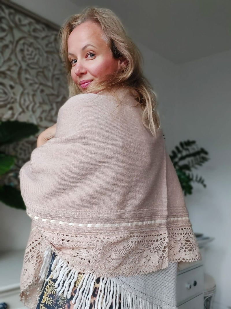 Poncho, Strickponcho, handbestickt, Blumenmuster, gehäkelt, Mexiko, Chiapas, Oaxaca, Kunsthandwerk, Herbst, kuscheliger Poncho, handgefertigt, Boho Poncho, bestickter Poncho, handgemachter Poncho, Poncho Damen, Ethno Poncho, Vintage Poncho, traditionelles Design, mexikanisches Kunsthandwerk, fair trade Mode, Poncho, Strickjacke, Pullover, Kapuzenjacke, Überwurf, Cape, Cardigan, Strickpullover, Boho Jacke, bestickte Jacke, Wickeljacke, Hoodie, Ethno Jacke, Mexiko Jacke, Herbstjacke, Strickpullover beige rosa