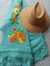 Poncho, Strickponcho, handbestickt, Blumenmuster, gehäkelt, Mexiko, Chiapas, Oaxaca, Kunsthandwerk, Herbst, kuscheliger Poncho, handgefertigt, Boho Poncho, bestickter Poncho, handgemachter Poncho, Poncho Damen, Ethno Poncho, Vintage Poncho, traditionelles Design, mexikanisches Kunsthandwerk, fair trade Mode, Poncho, Strickjacke, Pullover, Kapuzenjacke, Überwurf, Cape, Cardigan, Strickpullover, Boho Jacke, bestickte Jacke, Wickeljacke, Ethno Jacke, Mexiko Jacke, Herbstjacke, Strickpullover grün orange