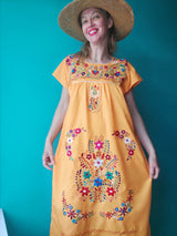 gelb Mexikanisches Kleid lang Chiapas Blumenstickerei Sommerkleid bestickt Handarbeit Mode Kunsthandwerk Frida Stil mexican fashion dress embroidery