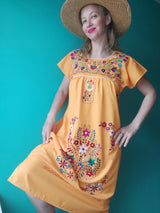 gelb Mexikanisches Kleid lang Chiapas Blumenstickerei Sommerkleid bestickt Handarbeit Mode Kunsthandwerk Frida Stil mexican fashion dress embroidery