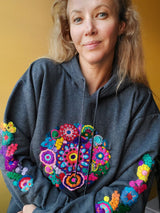 Kaputzenpullover, Hoodie outfit, oversize, floral, Blumen, bestickt, mexiko, mexikanisch, Long sleeve, Sweatshirt, Känguru Taschenfront, grau, Wandern, Segeln, Feierabend, Relax, Yoga, Bergsteigen, Skifahren, Meditation, Mandala, Chill Outfit, Outdoor, vintage, hippie, weich, spirituell, Zen, BLumenmuster, Blumen pullover, übergroßer Hoodie, Ästhetischer, Outfit inspo, Geschenkidee für Mama, Frau, flower power, Vogel, feelgood, Exotisch, Tiere, romantisch, exotisch, Statement, Frida Kahlo Stil, grau