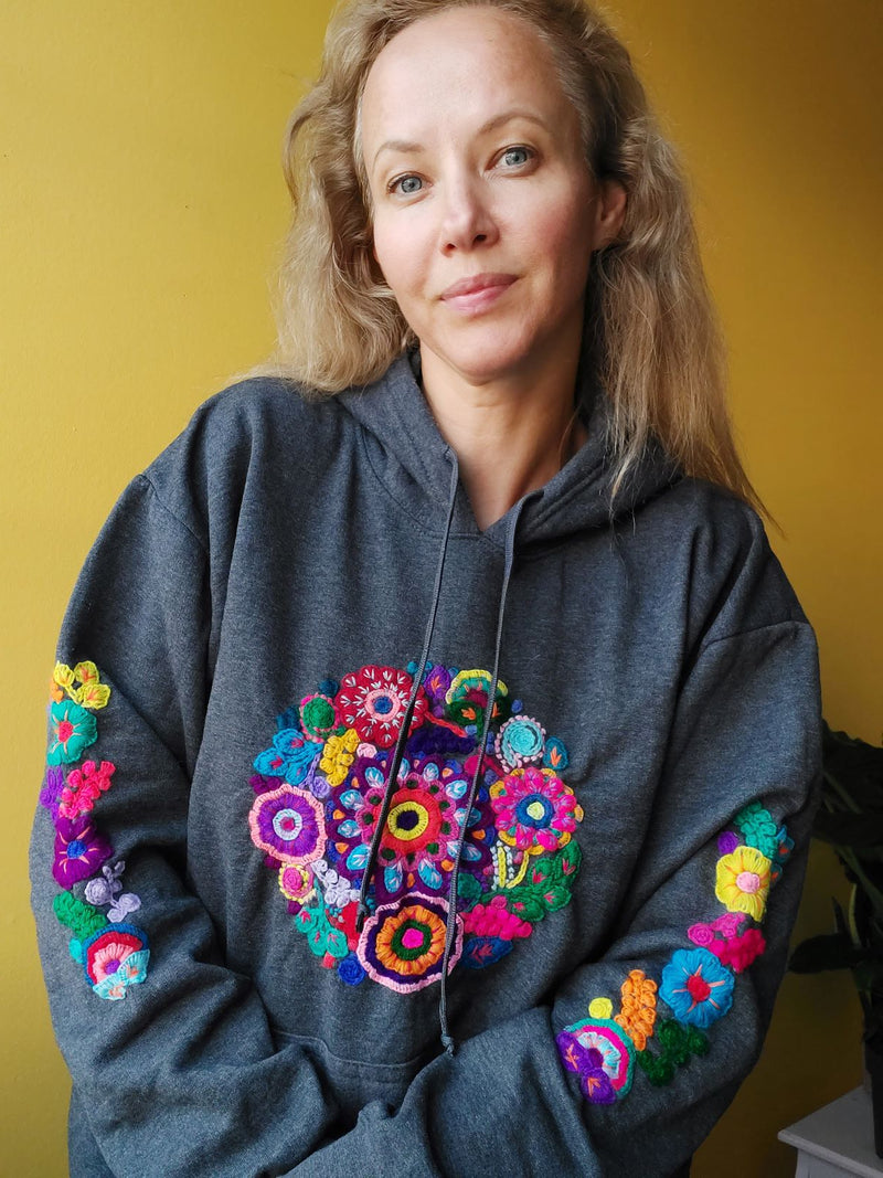 Kaputzenpullover, Hoodie outfit, oversize, floral, Blumen, bestickt, mexiko, mexikanisch, Long sleeve, Sweatshirt, Känguru Taschenfront, grau, Wandern, Segeln, Feierabend, Relax, Yoga, Bergsteigen, Skifahren, Meditation, Mandala, Chill Outfit, Outdoor, vintage, hippie, weich, spirituell, Zen, BLumenmuster, Blumen pullover, übergroßer Hoodie, Ästhetischer, Outfit inspo, Geschenkidee für Mama, Frau, flower power, Vogel, feelgood, Exotisch, Tiere, romantisch, exotisch, Statement, Frida Kahlo Stil, grau