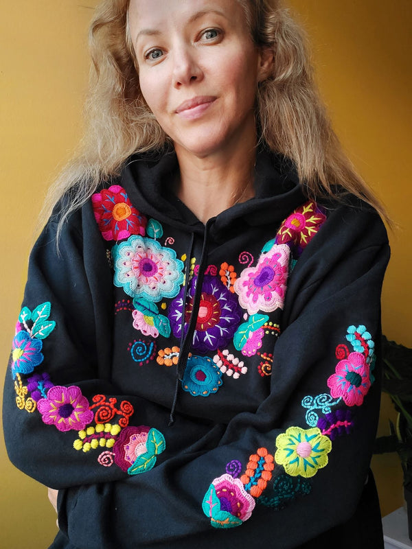 Kaputzenpullover, Hoodie outfit, oversize, floral, Blumen, bestickt, mexiko, mexikanisch, Long sleeve, Sweatshirt, Känguru Taschenfront, grau, Wandern, Segeln, Feierabend, Relax, Yoga, Bergsteigen, Skifahren, Meditation, Mandala, Chill Outfit, Outdoor, vintage, hippie, weich, spirituell, Zen, BLumenmuster, Blumen pullover, übergroßer Hoodie, Ästhetischer, Outfit inspo, Geschenkidee für Mama, Frau, flower power, Vogel, feelgood, Exotisch, Tiere, romantisch, exotisch, Statement, Frida Kahlo Stil, schwarz