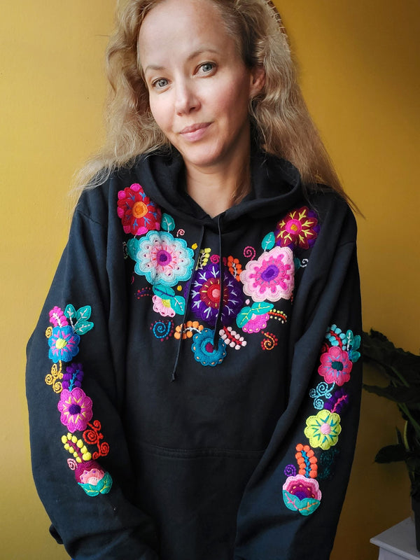 Kaputzenpullover, Hoodie outfit, oversize, floral, Blumen, bestickt, mexiko, mexikanisch, Long sleeve, Sweatshirt, Känguru Taschenfront, grau, Wandern, Segeln, Feierabend, Relax, Yoga, Bergsteigen, Skifahren, Meditation, Mandala, Chill Outfit, Outdoor, vintage, hippie, weich, spirituell, Zen, BLumenmuster, Blumen pullover, übergroßer Hoodie, Ästhetischer, Outfit inspo, Geschenkidee für Mama, Frau, flower power, Vogel, feelgood, Exotisch, Tiere, romantisch, exotisch, Statement, Frida Kahlo Stil, schwarz